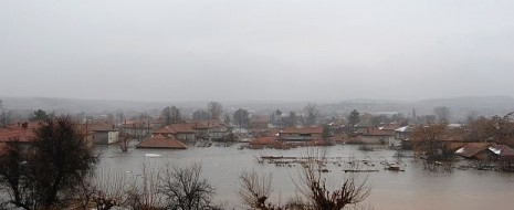 | Екип на Дарик   © снимки: IPG, БГНЕС, Sofia Photo Agency, архив; GoogleEarth   Няколко населени места край Харманли бедстват заради скъсана стена на язовир „Иваново“. Най-засегнато от преливната...