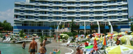   Чужденците често настоявали да ползват безплатно чадър и шезлонг и не разбирали, че „ол инклузив“ е хотелът им, а не целият курорт Българските туристи са склонни да похарчат повече...