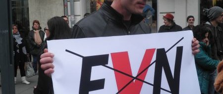 Викове „EVN, Аувидерзейн!“ огласиха днес ул. „Александровска“. Причина за тях беше митинг срещу енергийните монополи и EVN. Над 200 бургазлии се присъединиха към националния протест, организиран в социалната мрежа Фейсбук....