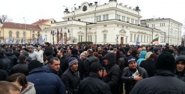   Парламентът гласува оставката на правителството, от парламентарната трибуна бившият вече премиер заяви, че Ахмед Доган е поръчал атентат срещу него „Досега съм си мълчал, но моля в дните, които остават...