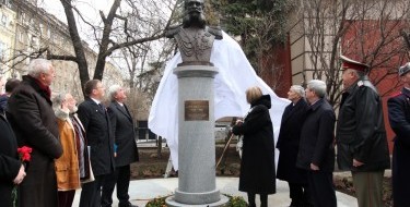 Паметникът се намира в градината пред Софийската градска художествена галерия на ъгъла на улиците „Гурко“ и „Княз Александър I“ Снимка: Любомир Спиров / БГНЕС Паметник на генерал Йосиф Владимирович Гурко по...