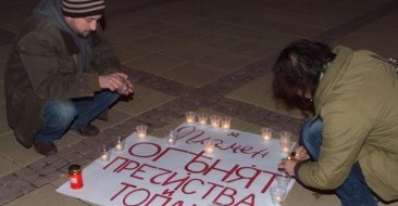 Горанов, който бе активен участник в протестите, се самозапали в знак на протест пред общината във Варна на 20 февруари  През последните дни протестиращите палеха свещи и се молеха за Пламен...