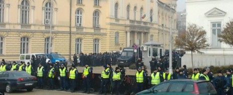   Най-различни части на МВР, водни оръдия и барети бяха мобилизирани около парламента  Борис Митов  Снимка: Mediapool Протестиращите дори не успяха да блокират движението по бул. „Цар Освободител“.    ...