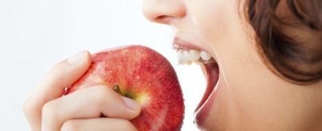   Ябълките са богати на витамини и минерали, а и са отличен източник на фибри. Плодът лесно може да се включи в почти всяка диета Източник: Thinkstock/Guliver   Още по...
