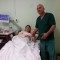 На снимката: Жената държи ръката на д-р Антонио Душепеев, началник на Родилно отделение. Жената е докарана от границата с опасност от преждевременно раждане Изтощена от студ и глад сирийска бежанка...