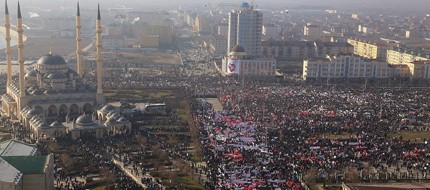 news.bg © БГНЕС Десетки хиляди хора излязоха на протестен митинг в чеченската столица Грозни срещу карикатурите на пророка Мохамед, публикувани от френското хумористично издание „Шарли ебдо“. Според руския официоз РИА...