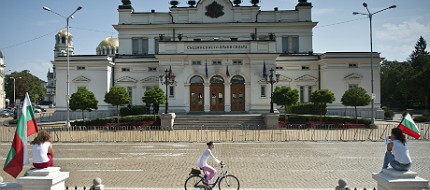 Диляна Панайотова, Ванина Недкова, Диана Зайкова © БГНЕС След неочаквани обрати в последния момент, парламентът прие на първо, а веднага след това и на второ четене исканото от кабинета поемане...