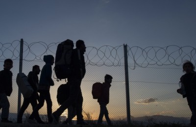 epa05190819 Refugees and migrants walk to the registration and transit camp, after they cross the border between Greece and Macedonia, near Gevgelija, The Former Yugoslav Republic of Macedonia (FYROM), 02 March 2016. Migration restrictions along the so-called Balkan route, the main corridor for refugees and migrants headed further north to richer EU countries, have led to bottlenecks at the border between Greece and neighbouring Macedonia.  EPA/GEORGI LICOVSKI