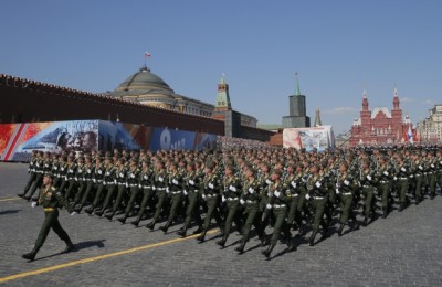 epa05295907 Russian servicemen march during the Victory Day military parade in the Red Square in Moscow, Russia, 09 May 2016. Russia celebrates the 71st anniversary of the victory over the nazi Germany in the World War II on 09 May 2016.  EPA/YURI KOCHETKOV
