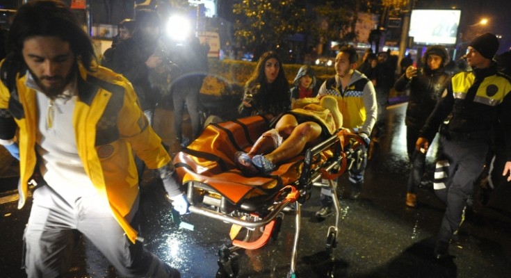 epa05693612 Medics carry a wounded victim on a stretcher to an ambulance after a gun attack on Reina, a popular night club in Istanbul, near by the Bosphorus, in Istanbul, Turkey, 01 January 2017. At least 35 people were killed and 40 others were wounded in the attack, local media reported.  EPA/MURAT ERGIN/IHLAS NEWS AGENCY TURKEY OUT