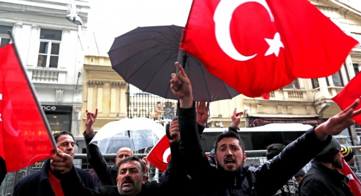 epa05844021 Supporters of Turkish President Recep Tayyip Erdogan shout slogans against Netherlands during a protest in front of Netherlands Consulate, in Istanbul, Turkey 12 March 2017. Turkish Family Minister Fatma Betul Sayan Kaya was barred by police from entering the Turkish consulate in Rotterdam on 11 March, after the Dutch government had denied landing rights to Turkish Foreign Minister Cavusoglu who planned a speech at the consul's residence in Rotterdam. The incidents have led to a diplomatic row between the two countries, and protests by Turkish citizens in the Netherlands as well as in Turkey.  EPA/TOLGA BOZOGLU