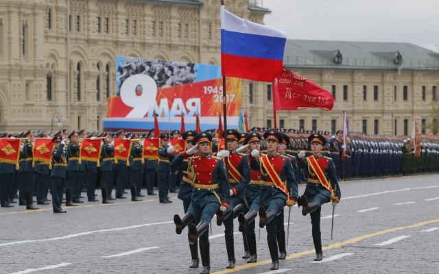 epa05951858 Russian guards march during the Victory Day military parade in the Red Square in Moscow, Russia, 09 May 2017. Russia celebrates the 72nd anniversary of the victory over the Nazi Germany in the World War II on 09 May 2017.  EPA/SERGEI CHIRIKOV