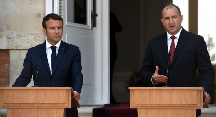 epa06161614 Bulgarian President Rumen Radev (R) and President of France , Emmanuel Macron (L) during the official press conference at the Residence Evksinograd in the town of Varna, Bulgaria, 25 August 2017. The President of France Emmanuel Macron arrived on a two day visits in Bulgaria.  EPA/VASSIL DONEV
