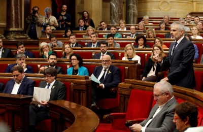 epa06292720 Ciudadanos party's spokesman in the Catalan Parliament, Carlos Carrizosa (R), speaks during the plenary session held to debate whether to declare a uniteral independence and the proclamation of a republic in Catalonia in response to the possible application of the Article 155 in the region, in Barcelona, northeastern Spain, on 27 October 2017. The regional President, Carles Puigdemont confirmed the previous day that he will not call regional elections leaving the decision over the next step to take to the Catalan assembly.  EPA/QUIQUE GARCIA