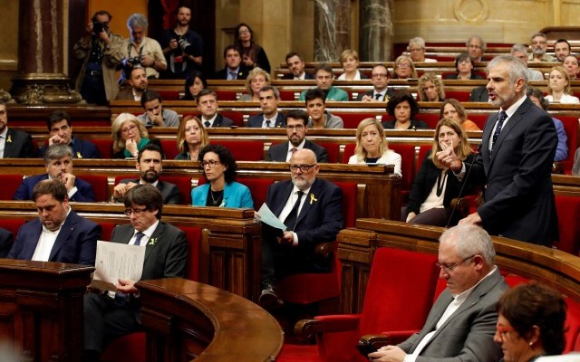epa06292720 Ciudadanos party's spokesman in the Catalan Parliament, Carlos Carrizosa (R), speaks during the plenary session held to debate whether to declare a uniteral independence and the proclamation of a republic in Catalonia in response to the possible application of the Article 155 in the region, in Barcelona, northeastern Spain, on 27 October 2017. The regional President, Carles Puigdemont confirmed the previous day that he will not call regional elections leaving the decision over the next step to take to the Catalan assembly.  EPA/QUIQUE GARCIA