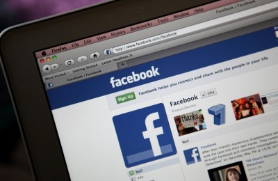 SAN ANSELMO, CA - MAY 09:  The Facebook website is displayed on a laptop computer on May 9, 2011 in San Anselmo, California.  An investigation by The Pew Research Center found that Facebook has become a player in the news industry as the popular social media site is driving an increasing amount of traffic to news web sites.  (Photo Illustration by Justin Sullivan/Getty Images)