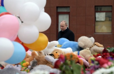 epa06631488 Russian President Vladimir Putin visits a makeshift memorial site for the victims of a fire at the Zimnyaya Vishnya shopping center in the West Siberian city of Kemerovo, Russia, 27 March 2018. According to media reports, 64 people died in the fire.  EPA/ALEXEI DRUZHININ / SPUTNIK / KREMLIN POOL MANDATORY CREDIT