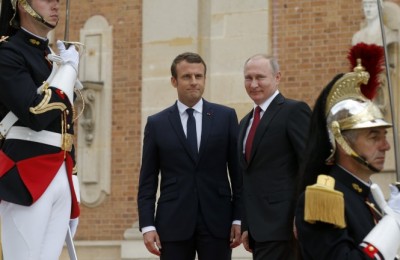 epa05997598 Russian President Vladimir Putin (C-R) and French President Emmanuel Macron (C-L) pose for a photo at the Palace of Versailles, near Paris, France,  29 May 2017. The meeting comes in the wake of the Group of Seven's summit over the weekend where relations with Russia were part of the agenda, making Macron the first Western leader to speak to Putin after the talks. Discussions are expected to include the situation in Syria and Russia's veto position at the UN security council.  EPA/ALEXANDER ZEMLIANICHENKO/POOL / POOL MAXPPP OUT