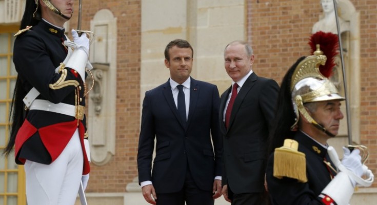 epa05997598 Russian President Vladimir Putin (C-R) and French President Emmanuel Macron (C-L) pose for a photo at the Palace of Versailles, near Paris, France,  29 May 2017. The meeting comes in the wake of the Group of Seven's summit over the weekend where relations with Russia were part of the agenda, making Macron the first Western leader to speak to Putin after the talks. Discussions are expected to include the situation in Syria and Russia's veto position at the UN security council.  EPA/ALEXANDER ZEMLIANICHENKO/POOL / POOL MAXPPP OUT