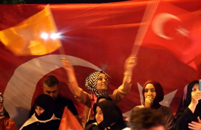 epa06837569 Supporters of Turkish President Erdogan celebrate after closing voting for the Turkish presidential and parliamentary elections in Istanbul, Turkey, 24 June 2018. Some 56.3 million registered citizens voted in snap presidential and parliamentary elections to elect 600 lawmakers and the country's president, the first election since the Turkish people in a referendum in April 2017 voted to change the country's system from a parliamentary to a presidential republic.  EPA/SRDJAN SUKI