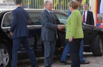 epa06956867 Russian President Vladimir Putin (2-L) is welcomed by German Chancellor Angela Merkel (R), prior to their talks at the German government's guest house Meseberg Palace in Gransee near Berlin, Germany, 18 August 2018. Vladimir Putin pays a working visit to Germany to discuss the development of German-Russian relations as well as international issues.  EPA/ALEXEI DRUZHININ / SPUTNIK / KREMLIN POOL