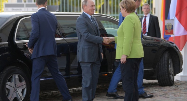 epa06956867 Russian President Vladimir Putin (2-L) is welcomed by German Chancellor Angela Merkel (R), prior to their talks at the German government's guest house Meseberg Palace in Gransee near Berlin, Germany, 18 August 2018. Vladimir Putin pays a working visit to Germany to discuss the development of German-Russian relations as well as international issues.  EPA/ALEXEI DRUZHININ / SPUTNIK / KREMLIN POOL