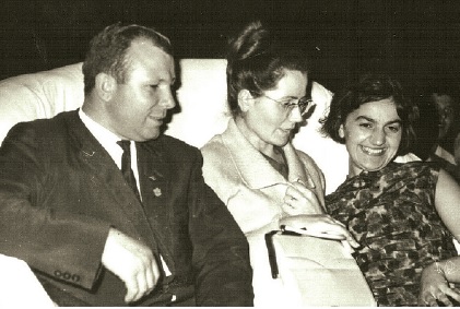 Юрий Гагарин с жена си Валя и българска преводачка – Слънчев бряг, 1966 г.