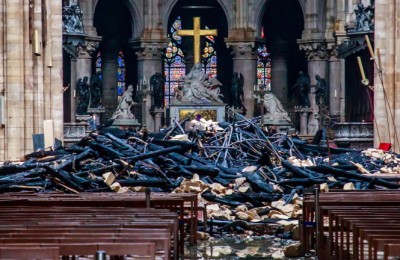 epaselect epa07510428 View of the debris inside the Notre-Dame-de Paris in the aftermath of a fire that devastated the cathedral during the visit of French Interior Minister Christophe Castaner (not pictured)  in Paris, France, 16 April 2019. A fire started in the late afternoon 15 April in one of the most visited monuments of the French capital.  EPA/CHRISTOPHE PETIT TESSON POOL