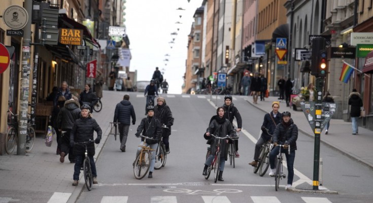 epa08337470 Cyclists wait for the green light on a street in the Sodermalm district of Stockholm, Sweden, 01 April 2020. The streets of the Swedish capital are less crowded than usual due to the ongoing pandemic of the COVID-19 disease caused by the SARS-CoV-2 coronavirus.  EPA/JESSICA GOW / TT SWEDEN OUT