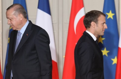 epa06418866 French President Emmanuel Macron (R) and  Turkish President Recep Tayyip Erdogan greet each other during a joint press conference at a joint press conference at the Elysee Palace in Paris, France, 05 January 2018. Erdogan will attempt to reset relations with Europe at talks with Macron in Paris on January 5 that are likely to be overshadowed by human rights concerns. Erdogan is in Paris for a one-day visit for bilateral talks.  EPA/LUDOVIC MARIN / POOL MAXPPP OUT
