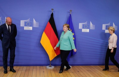 epa08534789 (L-R) European Council President Charles Michel, German Chancellor Angela Merkel and President of the European Commission Ursula von der Leyen pose for a photo while they arrive at the European Commission for a meeting in Brussels, Belgium, 08 July 2020. Germany is, since July 1, at the head of the rotating presidency of the EU.  EPA/STEPHANIE LECOCQ / POOL