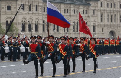 epa07557061 Russian honor guards with a national flag and a replica of a flag raised on the roof of Reichstag march during Victory Day parade in Red Square in Moscow, Russia, 09 May 2019. Russia marks 09 May the 74th anniversary of the victory in the World War II over Nazi Germany and its allies. The Soviet Union lost 27 million people in the war.  EPA/YURI KOCHETKOV