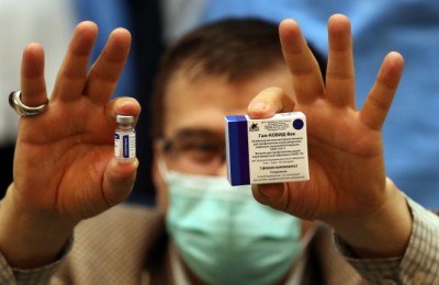 epa08998212 An Iranian health worker shows the Sputnik V Covid-19 vaccine to media, during a ceremony at the Imam Khomeini hospital in Tehran, Iran, 09 February 2021. Iran started its COVID-19 vaccination after receiving the first package of Russian Sputnik V vaccine.  EPA/ABEDIN TAHERKENAREH