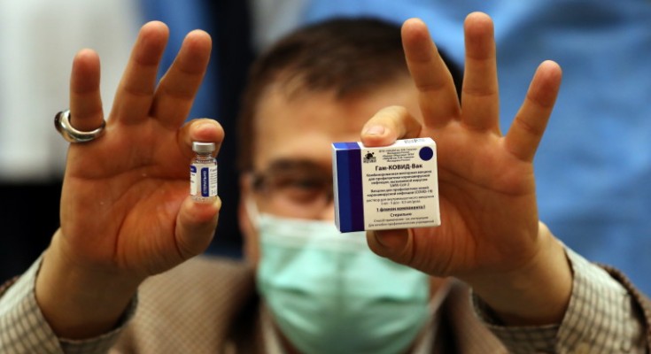 epa08998212 An Iranian health worker shows the Sputnik V Covid-19 vaccine to media, during a ceremony at the Imam Khomeini hospital in Tehran, Iran, 09 February 2021. Iran started its COVID-19 vaccination after receiving the first package of Russian Sputnik V vaccine.  EPA/ABEDIN TAHERKENAREH