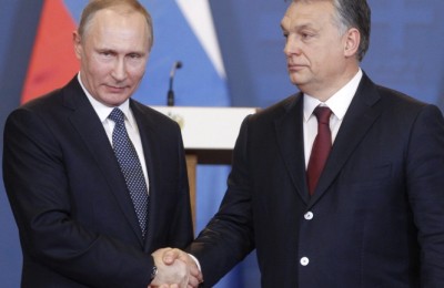 epa05766837 Hungarian Prime Minister Viktor Orban (R) and Russian President Vladimir Putin (L) shake hands after their joint press conference at the Parliament building in Budapest, Hungary, 02 February 2017. President Putin is on a working visit to Hungary.  EPA/ZSOLT SZIGETVARY HUNGARY OUT