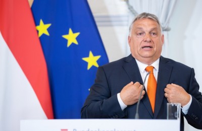 epa10095564 Hungarian Prime Minister Viktor Orban attends a joint press conference with Austrian Chancellor Nehammer after their meeting at the Austrian Chancellery in Vienna, Austria, 28 July 2022. Orban is on a one-day official visit to Austria.  EPA/MAX BRUCKER