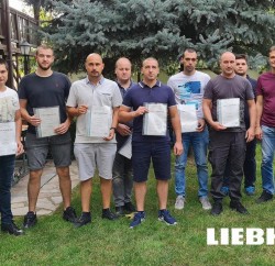 Връчването на сертификати на завършилите УЦ на Либхер1(1)