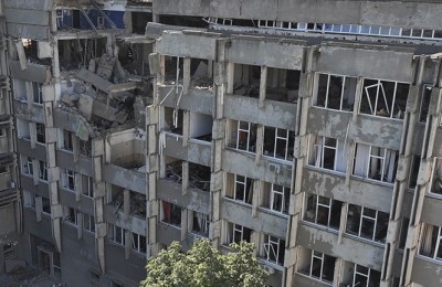 epa10076282 A handout photo made available by the press service of the State Emergency Service of Ukraine shows a damaged building after a shelling in Mykolaiv, Ukraine, 17 July 2022. According to Mykolaiv Regional State Administration head Vitaly Kim, Mykolaiv was under massive rocket fire in which two industrial enterprises caught fire.  EPA/UKRAINIAN STATE EMERGENCY SERVICE / HANDOUT  HANDOUT EDITORIAL USE ONLY/NO SALES