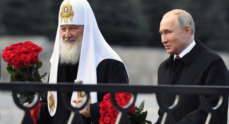 epa07140767 Russian President Vladimir Putin (R) and Patriarch Kirill of Moscow and All Russia prepare to lay flowers at the Monument to Minin and Pozharsky on the Red Square near the Kremlin marking the National Unity Day in Moscow, Russia, 04 November 2018. The monument commemorates Russian Prince Dmitry Pozharsky and merchant Kuzma Minin, who gathered a volunteer army and expelled from Moscow the forces of the Polish-Lithuanian Commonwealth under the command of King Sigismund III of Poland in 1612.  EPA/ALEXANDER NEMENOV / POOL