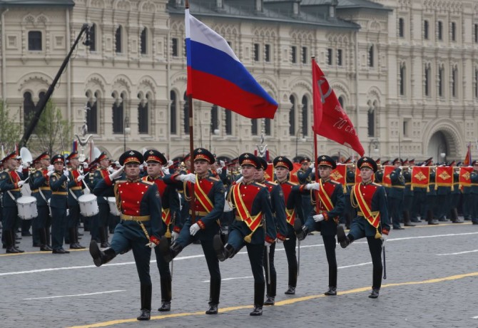 epa07557061 Russian honor guards with a national flag and a replica of a flag raised on the roof of Reichstag march during Victory Day parade in Red Square in Moscow, Russia, 09 May 2019. Russia marks 09 May the 74th anniversary of the victory in the World War II over Nazi Germany and its allies. The Soviet Union lost 27 million people in the war.  EPA/YURI KOCHETKOV