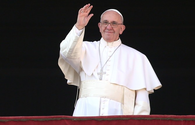 VATICAN CITY, VATICAN - DECEMBER 25:  Pope Francis waves to the faithful as he delivers his 'Urbi et Orbi' blessing message from the central balcony of St Peter's Basilica on December 25, 2015 in Vatican City, Vatican. During his Christmas message Pontiff Sayd ' My thoughts turn to those affected by brutal acts of terrorism, particularly the recent massacres which took place in Egyptian airspace, in Beirut, Paris, Bamako and Tunis.  (Photo by Franco Origlia/Getty Images)