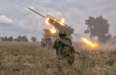 epa11609575 A handout still image taken from handout video provided on 17 September 2024 by the Russian Defence Ministry shows a Russian BM-21 Grad, a self-propelled 122 mm multiple rocket launcher, firing towards Ukrainian positions at an undisclosed location in Russia. EPA/RUSSIAN DEFENCE MINISTRY PRESS SERVICE/HANDOUT HANDOUT EDITORIAL USE ONLY/NO SALESHANDOUT EDITORIAL USE ONLY/NO SALES